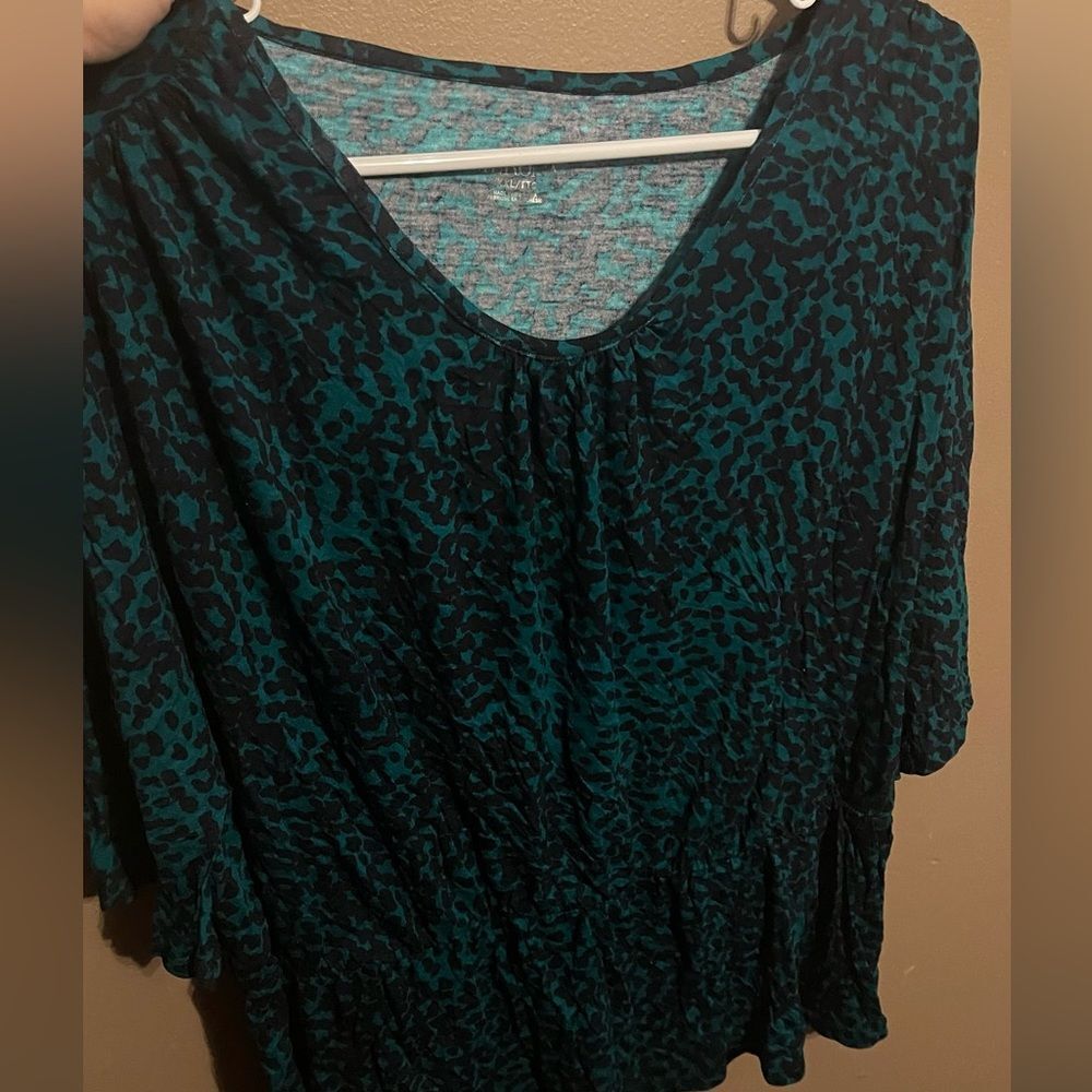 Woman’s Merona black and green top